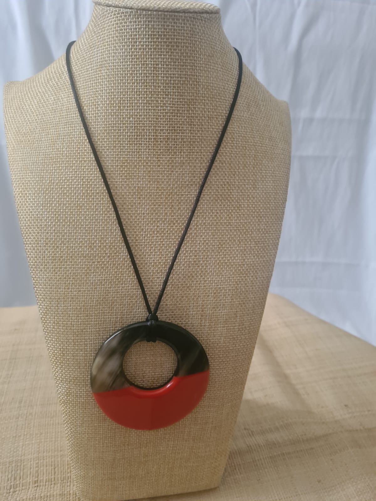 Collier en corne de zébu et corde