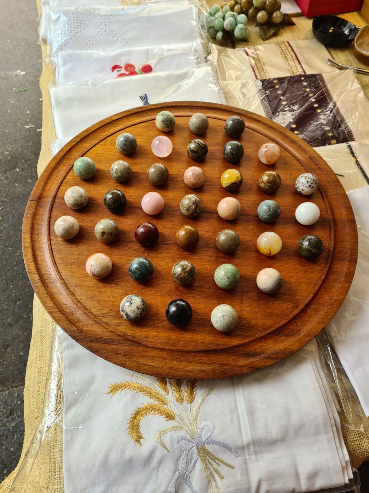 Jeu de solitaire en pierre avec support en bois