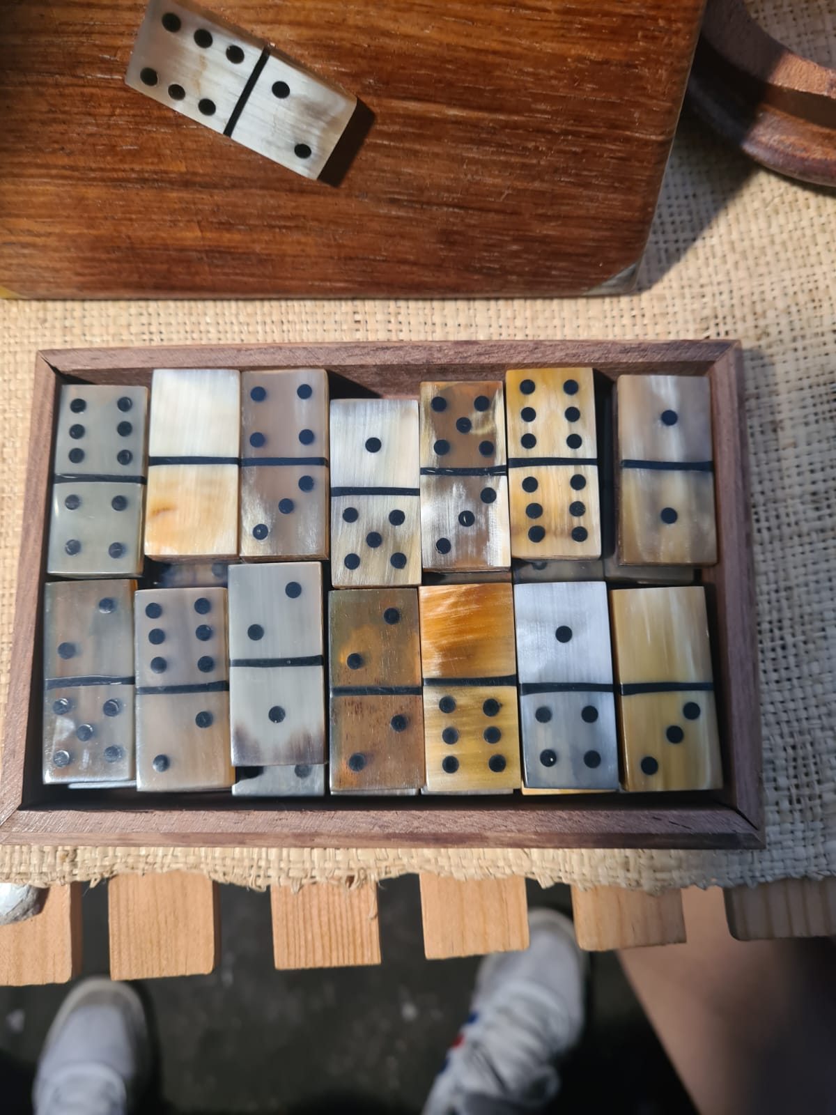  Jeu de dominos en corne de zébu dans une boîte en bois