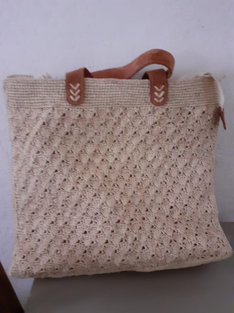  Sac en raphia avec cordon en cuir